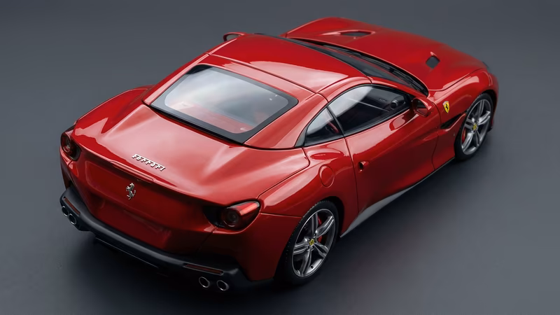 Hartsimalli 1:18 lähikuvassa – terävät korilinjat ja suljettu rakenne